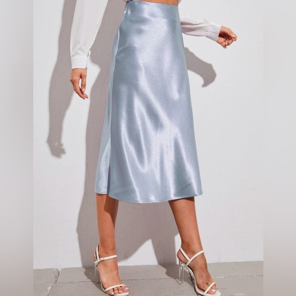 NWOT Elegant Light Blue Satin Skirt Size 12 - Picture 2 of 5